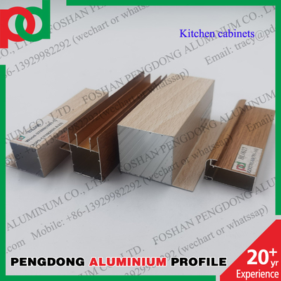 Perfiles de aluminio de la cocina de la longitud de 6 metros de madera y pulverizar brillante cubierta