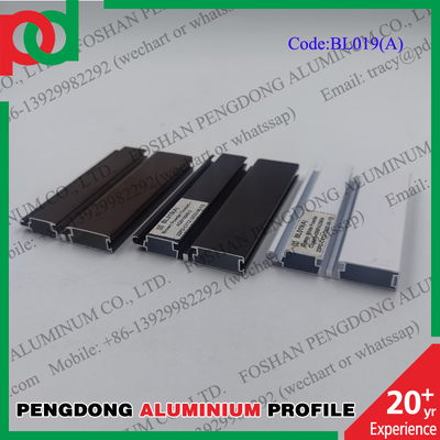 Perfiles de aluminio de la cocina de la longitud de 6 metros de madera y pulverizar brillante cubierta