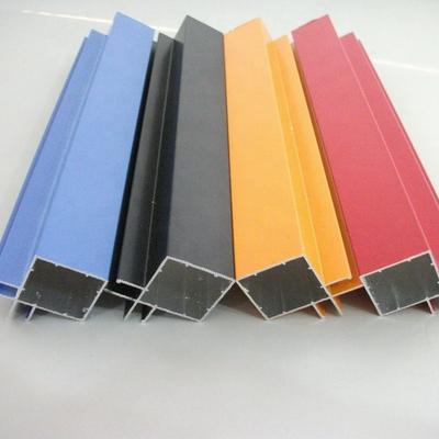 Los perfiles de aluminio de encargo T5 del armario de cocina 6063 pulverizan la capa