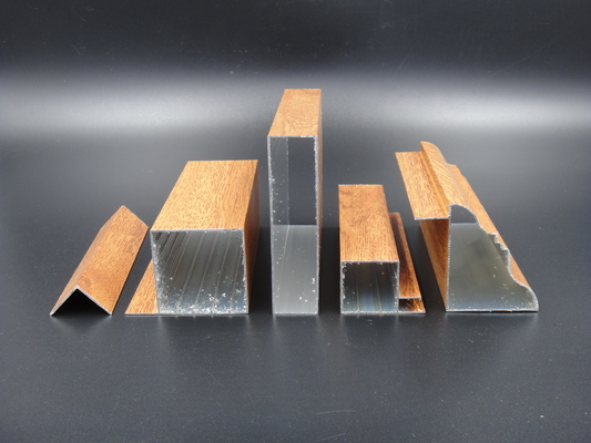 aislamiento de calor de aluminio del perfil del grano de madera de 0.4m m para Iraq Malasia