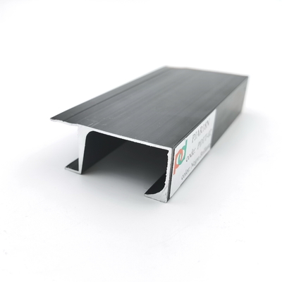Los perfiles de aluminio G de los paneles de 18M M forman las manijas para el armario de cocina