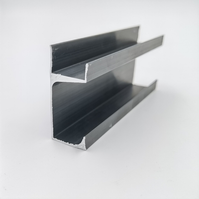 Los perfiles de aluminio G de los paneles de 18M M forman las manijas para el armario de cocina
