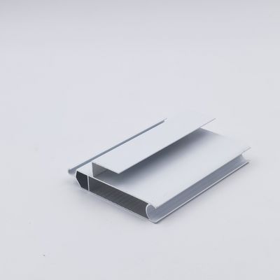 Buen precio El poder cubrió el obturador de aluminio blanco del rodillo perfila el grueso de 0.4m m para el gabinete en línea