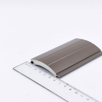 Buen precio Perfiles de aluminio de la protuberancia del grano del rodillo del listón de madera del obturador para la puerta del garaje en línea