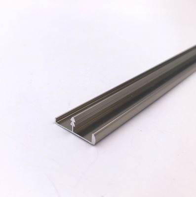 Buen precio 18.6m m T forman perfiles de afilamiento decorativos sacados del ajuste de aluminio en línea