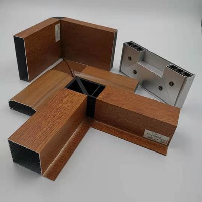 Buen precio la madera del perfil de los 5.8M Aluminium Kitchen Cabinet cubrió el grueso de 1.4m m en línea